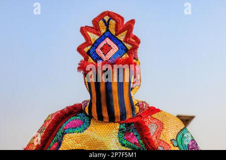 gros plan sur le visage masqué d'un eguinguin aux couleurs vives du festival voodoo annuel de ouidah au bénin Banque D'Images