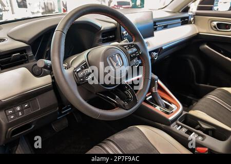 Gdynia, Pologne - 4 mars 2023 : intérieur du nouveau modèle Honda HR-V hybride présenté dans la salle d'exposition Banque D'Images