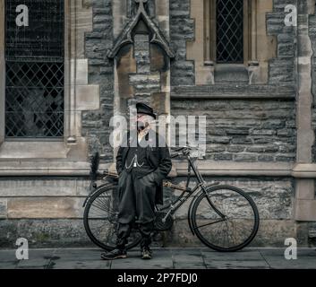 Une cheminée victorienne avec une grande moustache à côté de son vélo. Banque D'Images