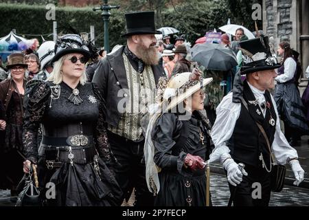 Un groupe de steampunks d'inspiration gothique vêtus de vêtements noirs. Banque D'Images