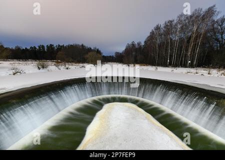 Barrage-déversoir de la première centrale hydroélectrique rurale de l'URSS dans la ville de Yaropolets, Russie. Banque D'Images