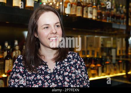 Édimbourg, Royaume-Uni, 8 mars 2023 : Kate Forbes, candidate à la direction du Parti national écossais, fait campagne à l'expérience du whisky écossais. pic Credit: Terry Murden/Alamy Live News Banque D'Images