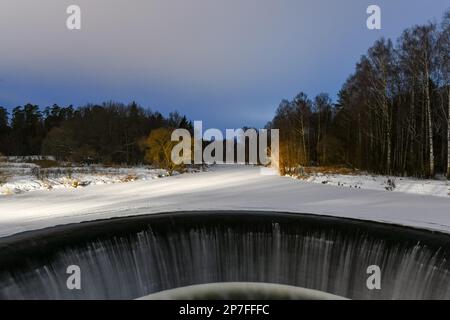 Barrage-déversoir de la première centrale hydroélectrique rurale de l'URSS dans la ville de Yaropolets, Russie. Banque D'Images