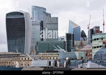 Le bâtiment Walkie Talkie à côté d'autres gratte-ciel sur la ligne d'horizon de la ville de Londres, Angleterre Royaume-Uni Banque D'Images