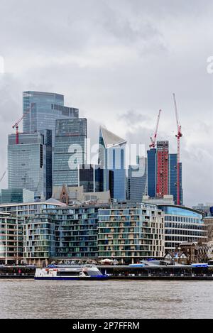 L'horizon moderne de la City de Londres contrastant avec les anciens bâtiments Angleterre Royaume-Uni Banque D'Images