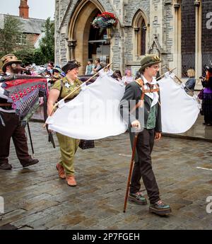 Un groupe de steampunks marchant en procession le long d'une rue. Banque D'Images