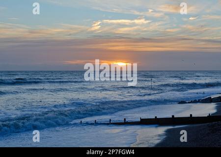 Un coucher de soleil d'hiver sur une mer et un horizon vides à Worthing West Sussex, Angleterre Royaume-Uni Banque D'Images