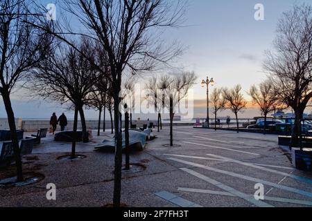 Crépuscule sur le front de mer à Worthing lors d'un hiver froid West Sussex Angleterre Royaume-Uni Banque D'Images