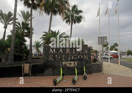 Panneau d'entrée de Rubicon Marina, Lanzarote. Avec les scooters électriques garés devant. 2023. Banque D'Images