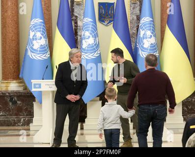 Kiev, Ukraine. 08th mars 2023. KIEV, UKRAINE - 8 MARS 2023 - le père Hryhorii Oleksandrovych et son fils Hryhorii acceptent l'ordre du mérite de la classe 3rd décernée à titre posthume à Oksana Leontieva, médecin de l'hôpital d'Ohmatdyt décédé lors de l'attaque de missiles de la Russie contre Kiev sur 10 octobre 2022, Du Président de l'Ukraine Volodymyr Zelenskyy en présence du Secrétaire général des Nations Unies Antonio Guterres au Palais Mariinsky, Kiev, capitale de l'Ukraine. Credit: UKRINFORM/Alamy Live News Banque D'Images