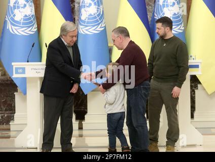 Kiev, Ukraine. 08th mars 2023. KIEV, UKRAINE - 8 MARS 2023 - le père Hryhorii Oleksandrovych et son fils Hryhorii acceptent l'ordre du mérite de la classe 3rd décernée à titre posthume à Oksana Leontieva, médecin de l'hôpital d'Ohmatdyt décédé lors de l'attaque de missiles de la Russie contre Kiev sur 10 octobre 2022, Du Président de l'Ukraine Volodymyr Zelenskyy en présence du Secrétaire général des Nations Unies Antonio Guterres au Palais Mariinsky, Kiev, capitale de l'Ukraine. Credit: UKRINFORM/Alamy Live News Banque D'Images