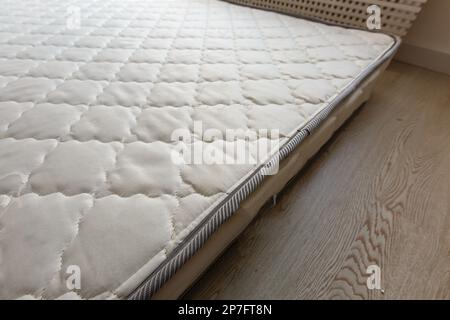 Le nouveau matelas et le parquet. Concept de toute nouvelle maison Banque D'Images