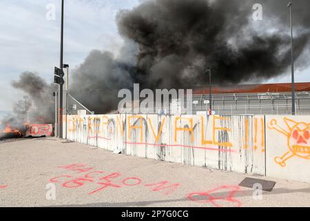 Marseille, France. 08th mars 2023. Vue d'une entrée dans le port commercial de Marseille bloquée par des activistes du syndicat portuaire CGT (Confédération générale du travail) pendant la manifestation. Les syndicats français ont appelé à un durcissement du mouvement contre la réforme des retraites du gouvernement français, qui ferait passer l'âge de la retraite de 62 à 64 ans. ils ont demandé que l'économie du pays soit bloquée pour forcer le gouvernement à retirer son projet. (Photo de Denis Taust/SOPA Images/Sipa USA) crédit: SIPA USA/Alay Live News Banque D'Images