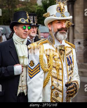 Des steampunks bien habillés avec une apparence majestueuse, qui pourraient passer comme des dignitaires en visite, des ambassadeurs ou des royalties d'un pays lointain. Banque D'Images