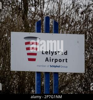 LELYSTAD - panneau à l'aéroport de Lelystad. Un vol de faible niveau à destination ou en provenance de l'aéroport de Lelystad est inacceptable pour pratiquement tous les partis participant aux élections du Conseil provincial à Gelderland et à Overijssel. Les deux seules parties de Gelderland qui ne sont pas contre l'ouverture de l'aéroport de Lelystad, le VVD et le BVNL, croient que l'aéroport de Lelystad ne peut être construit que si les routes de vol à basse altitude sont hors de la table. ANP ROBIN VAN LONKHUIJSEN pays-bas sortie - belgique sortie Banque D'Images