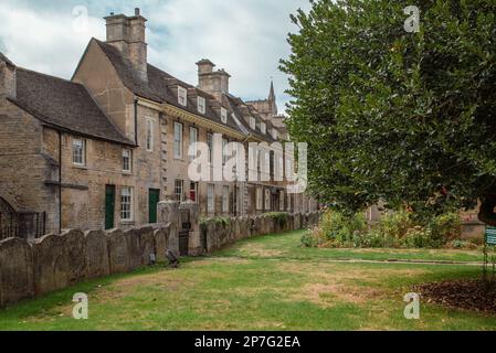 Une rangée de maisons à côté de l'église Saint-Georges à Stamford, Lincolnshire. Banque D'Images