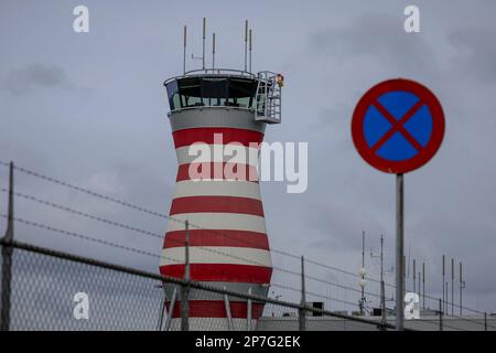 LELYSTAD - la tour de contrôle de l'aéroport de Lelystad. Un vol de faible niveau à destination ou en provenance de l'aéroport de Lelystad est inacceptable pour pratiquement tous les partis participant aux élections du Conseil provincial à Gelderland et à Overijssel. Les deux seules parties de Gelderland qui ne sont pas contre l'ouverture de l'aéroport de Lelystad, le VVD et le BVNL, croient que l'aéroport de Lelystad ne peut être construit que si les routes de vol à basse altitude sont hors de la table. ANP ROBIN VAN LONKHUIJSEN pays-bas sortie - belgique sortie Banque D'Images