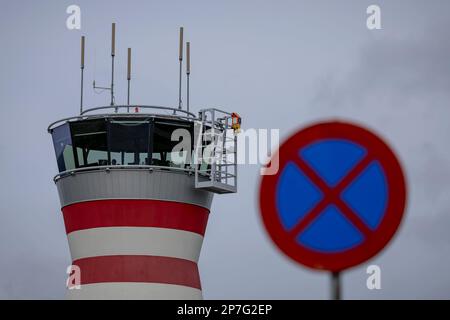 LELYSTAD - la tour de contrôle de l'aéroport de Lelystad. Un vol de faible niveau à destination ou en provenance de l'aéroport de Lelystad est inacceptable pour pratiquement tous les partis participant aux élections du Conseil provincial à Gelderland et à Overijssel. Les deux seules parties de Gelderland qui ne sont pas contre l'ouverture de l'aéroport de Lelystad, le VVD et le BVNL, croient que l'aéroport de Lelystad ne peut être construit que si les routes de vol à basse altitude sont hors de la table. ANP ROBIN VAN LONKHUIJSEN pays-bas sortie - belgique sortie Banque D'Images