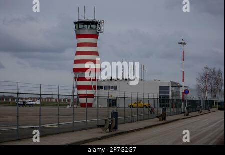 LELYSTAD - la tour de contrôle de l'aéroport de Lelystad. Un vol de faible niveau à destination ou en provenance de l'aéroport de Lelystad est inacceptable pour pratiquement tous les partis participant aux élections du Conseil provincial à Gelderland et à Overijssel. Les deux seules parties de Gelderland qui ne sont pas contre l'ouverture de l'aéroport de Lelystad, le VVD et le BVNL, croient que l'aéroport de Lelystad ne peut être construit que si les routes de vol à basse altitude sont hors de la table. ANP ROBIN VAN LONKHUIJSEN pays-bas sortie - belgique sortie Banque D'Images