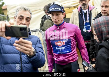 Belge Jasper Philipsen d'Alpecin-Deceuninck photographié après la phase 3 de la course cycliste de Tirreno-Adriatico, de Follonica à Foligno (216 km) en Italie, le mercredi 08 mars 2023. BELGA PHOTO DIRK WAEM Banque D'Images