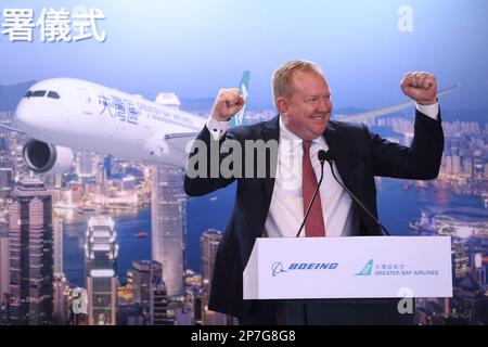 Stanley A. Deal, président et chef de la direction de Boeing commercial Airplanes, assiste à la cérémonie de signature entre Greater Bay Airlines (GBA) et Boeing à l'hôtel Island Shangri-la. Les compagnies aériennes ont commandé 15 Boeing 737-9 MAX et sont en train de visiter cinq 787 Dreamliners. 03MAR23 SCMP /K. Y. Cheng Banque D'Images