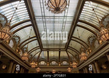 San Francisco, Californie - 5 mars 2023 - le dôme en verre et les lustres en cristal ornés du jardin du Palace Hotel. Banque D'Images