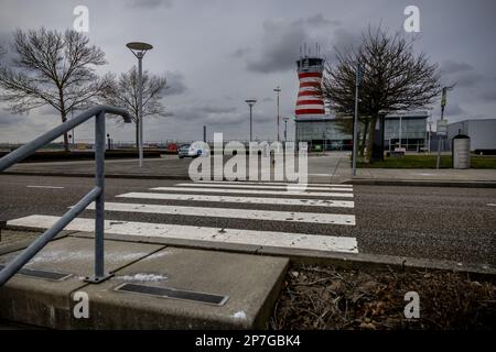 LELYSTAD - la tour de contrôle de l'aéroport de Lelystad. Un vol de faible niveau à destination ou en provenance de l'aéroport de Lelystad est inacceptable pour pratiquement tous les partis participant aux élections du Conseil provincial à Gelderland et à Overijssel. Les deux seules parties de Gelderland qui ne sont pas contre l'ouverture de l'aéroport de Lelystad, le VVD et le BVNL, croient que l'aéroport de Lelystad ne peut être construit que si les routes de vol à basse altitude sont hors de la table. ANP ROBIN VAN LONKHUIJSEN pays-bas sortie - belgique sortie Banque D'Images