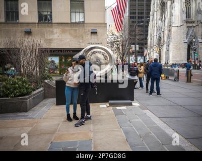 Les visiteurs du Rockefeller Center de New York jeudi, 2 mars 2023 perse la « résilience » de l'artiste Paula Crown, situé sur la Cinquième Avenue à la tête des jardins de la Manche. La sculpture en bronze en forme de coupe de marque Solo écrasée attire l'attention sur l'impact environnemental des plastiques à usage unique. L'affichage et le spectacle qui l'accompagne dans la galerie Rink s'affichent jusqu'à 21 mai. © Richard B. Levine) Banque D'Images