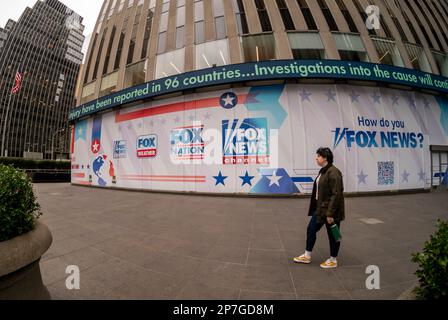 Publicité pour Fox News et d'autres produits de marque Fox couvrant les travaux de construction sur le siège de News Corp. à New York jeudi, 2 mars 2023. (© Richard B. Levine) Banque D'Images