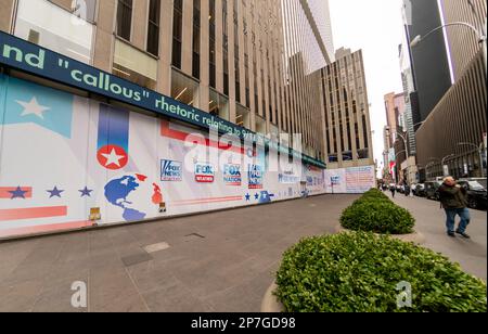 Publicité pour Fox News et d'autres produits de marque Fox couvrant les travaux de construction sur le siège de News Corp. à New York jeudi, 2 mars 2023. (© Richard B. Levine) Banque D'Images