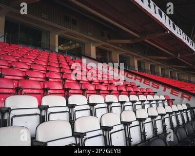 Places assises et terrasses au Manchester United FC, Old Trafford, Manchester, Royaume-Uni Banque D'Images