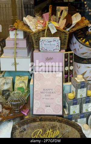 Vitrine Happy Mother's Day avec sachets de thé, chocolats et panier rempli de friandises, Betty's Cafe Tearooms, Harrogate, Angleterre, Royaume-Uni. Banque D'Images