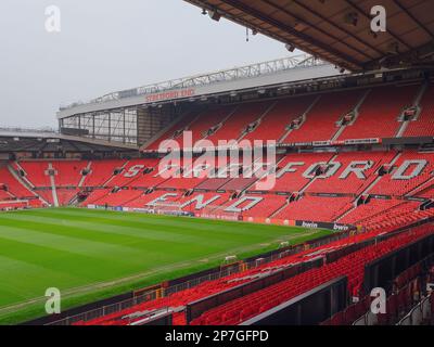 À l'intérieur du stade Old Trafford montrant le stand Stretford End Stand, Manchester United FC, Old Trafford, Manchester, Royaume-Uni Banque D'Images