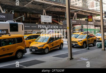 Hack Line a temporairement été déplacée de l'autre côté de la rue à l'extérieur de la station en cours de rénovation Pennsylvania Station à New York le dimanche, 5 mars 2023. Les planificateurs et les activistes appellent à un nouveau plan pour redévelopper la région de Penn Station, les plans de redéveloppement existants devenant économiquement inviables. (© Richard B. Levine) Banque D'Images