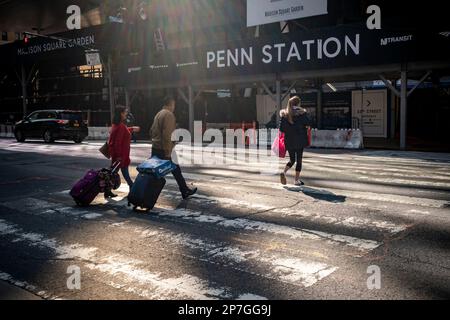 Circulation à l'extérieur de la station de Pennsylvanie en cours de rénovation à New York le dimanche, 5 mars 2023. Les planificateurs et les activistes appellent à un nouveau plan pour redévelopper la région de Penn Station, les plans de redéveloppement existants devenant économiquement inviables. (© Richard B. Levine) Banque D'Images