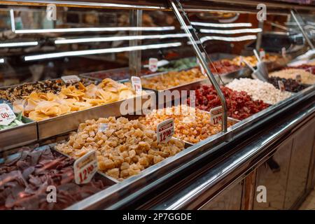 La Boqueria. Grande cale pleine de différents fruits secs et noix. Un petit-repas sain plein de différents aliments secs. Marché des en-cas diététiques. Banque D'Images