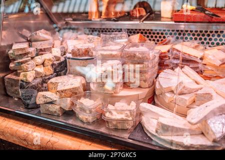 Variété de fromages sur le marché de la Boqueria. Un petit-repas sain plein de différents aliments secs. Marché des en-cas diététiques. Banque D'Images