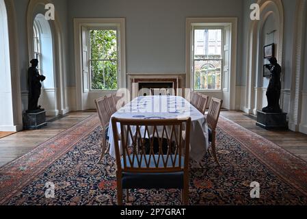 Pitzhanger Manor est une maison de campagne anglaise célèbre comme la maison de l'architecte néoclassique, Sir John Soane. Construit entre 1800 et 1804 à Walpole Park Ealing, à l'ouest de Londres), le Regency Manor est un exemple rare et spectaculaire d'un bâtiment conçu, construit et vécu par Sir John Soane lui-même. Banque D'Images