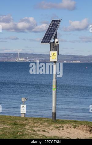 8 mars 2023 Un système de vidéosurveillance solaire 24 heures installé dans un parc de plage dans le comté de Ballyholme en Irlande du Nord dans le cadre de la criminalité locale préc Banque D'Images