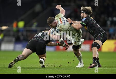 Twickenham . Royaume-Uni. 04 mars 2023. Rugby Gallagher Premiership. Grand jeu 14. Harlequins V Exeter Chiefs. Stade de Twickenham. Twickenham . Jacques Vermeulen (Exeter) est attaqué par Simon Kerrod (Harlequins, 18) et Luke Wallace (Harlequins) lors du match de rugby Harlequins V Exeter Chiefs Gallagher Premiership. Banque D'Images