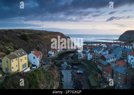 L'Angleterre, Yorkshire du Nord, North York Moors National Park. Tôt le matin, la lumière à Staithes, un village côtier de la North York Moors National Park. Banque D'Images