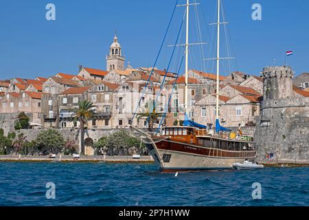 Bateau à voile Tajna Mora amarré dans la vieille ville le long de la mer Adriatique sur l'île de Korčula, Dalmatie, Dubrovnik-Neretva Comté, Croatie Banque D'Images