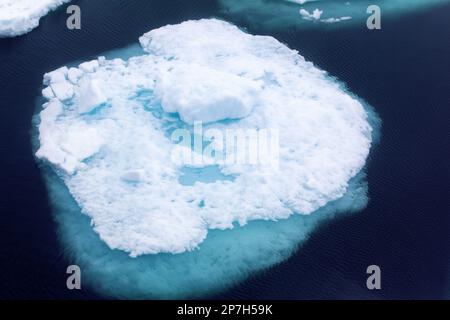 La banquise fond, d'environ 2 mètres d'épaisseur, par an, de glace polaire. Océan Arctique près du pôle Nord Banque D'Images