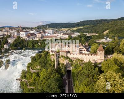 Laufen, Suisse - 02 juillet 201 : image aérienne avec drone au-dessus des chutes du Rhin et du château de Laufen en Suisse - la plus grande cascade d'eau d'Europe Banque D'Images