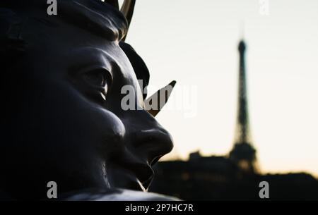 Chef d'Une Nymph Copper relief statues sur le pont Alexandre III avec la Tour Eiffel en arrière-plan, Paris France Banque D'Images