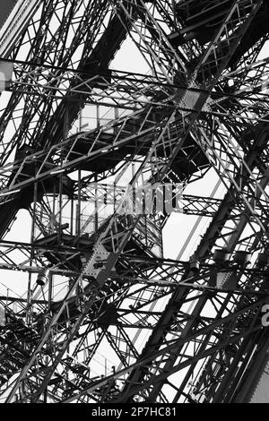 Noir et blanc détail des poutres et des œuvres en fer forgé de la Tour Eiffel Paris France Banque D'Images