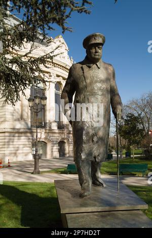 Statue de Winston Churchill par Jean Cardot à l'extérieur dans le domaine de la galerie du petit Palais et du musée d'Art Paris France Banque D'Images