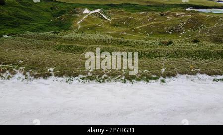 Plage de sable blanc, terrain vallonné. Épaississement de l'herbe de maram. Plage européenne Banque D'Images