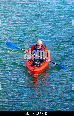 Un monsieur plus âgé pagayant son kayak à Steveston Colombie-Britannique Canada Banque D'Images