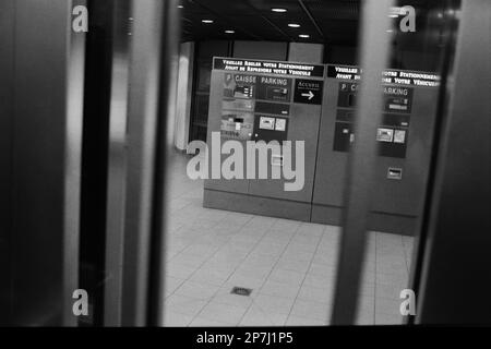 Archives 90ies : place de la République parking, Lyon, France, 1996 Banque D'Images